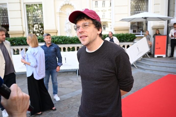 Herec Jesse Eisenberg ve Varech.