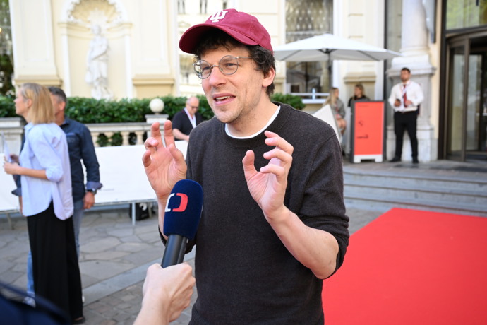 Herec Jesse Eisenberg ve Varech.