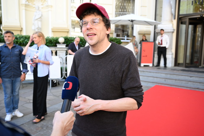 Jesse Eisenberg dával rozhovory.