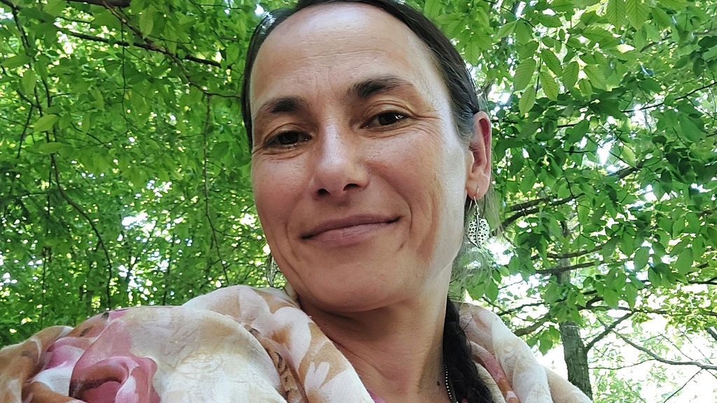 Petra Steiner je porodní asistentka a matka pěti dětí. Nejmladší kojila pět let.