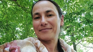 Petra Steiner je porodní asistentka a matka pěti dětí. Nejmladší kojila pět let.
