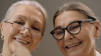 „Kamarádka mě požádala, abych jí půjčila peníze na pár týdnů, dnes jsou to tři roky a přišla jsem nejen o úspory, ale i o naše přátelství,“ svěřuje se Evelína „Kamarádka mě požádala, abych jí půjčila peníze na pár týdnů, dnes jsou to tři roky a přišla jsem nejen o úspory, ale i o naše přátelství,“ svěřuje se Evelína