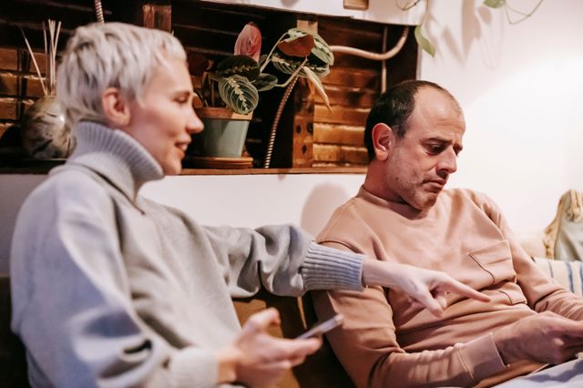 „Manžel si založil profil na sociální síti a najednou se úplně změnil, začal si psát s cizími ženami a tvrdí, že je to jen nevinná zábava,“ svěřuje se Milena
