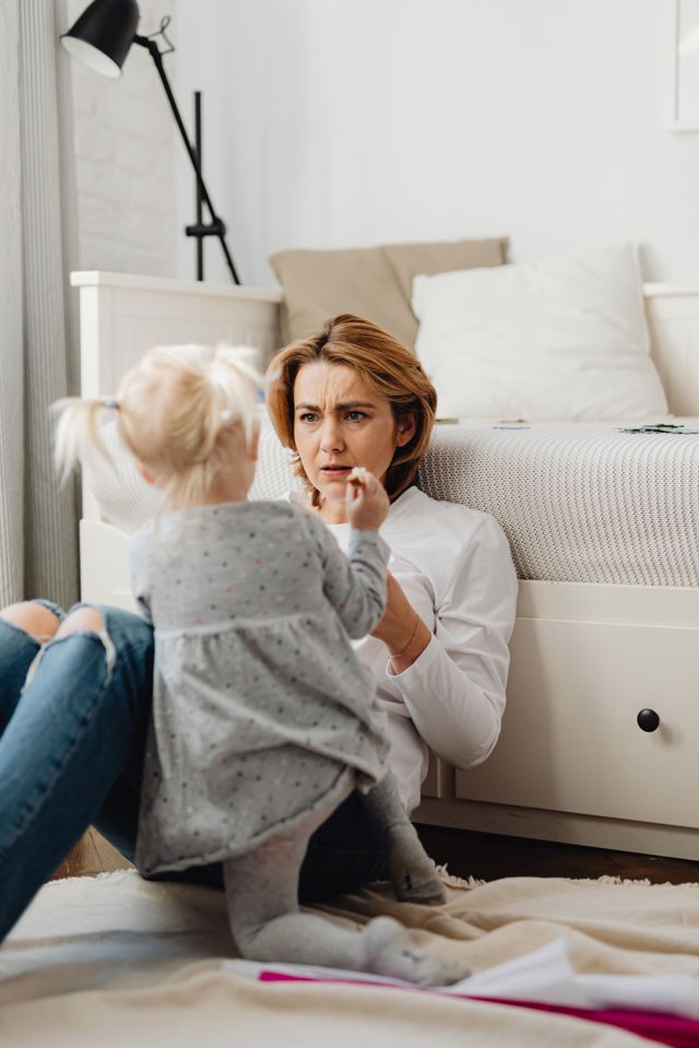 „Tchyně mi neustále připomíná, že jsem špatná matka, prý dnešní ženy nic nevydrží,“ svěřuje se Lucie