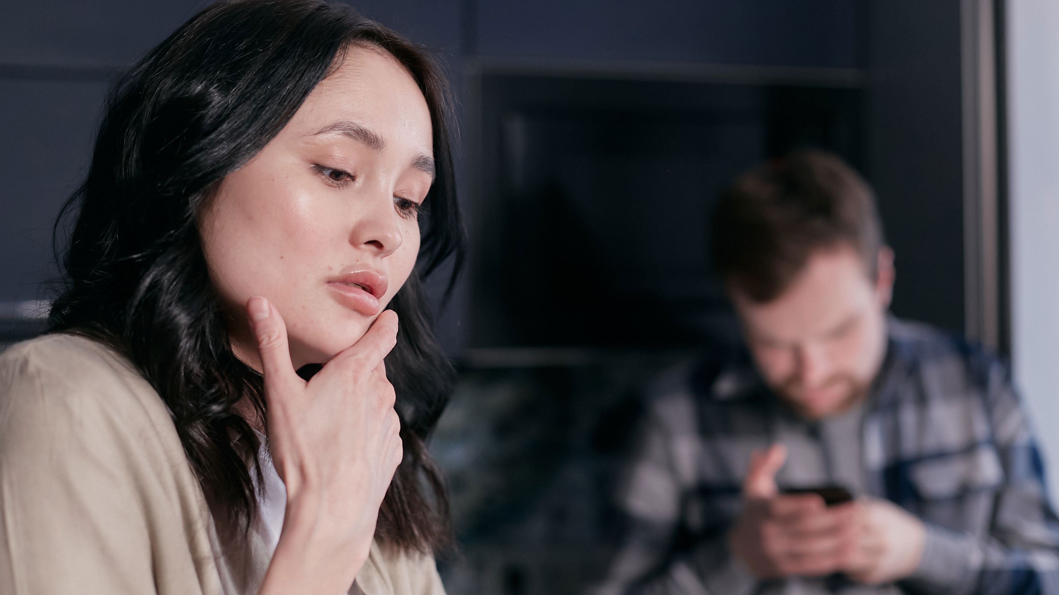 „Manžel si založil profil na sociální síti a najednou se úplně změnil, začal si psát s cizími ženami a tvrdí, že je to jen nevinná zábava,“ svěřuje se Milena