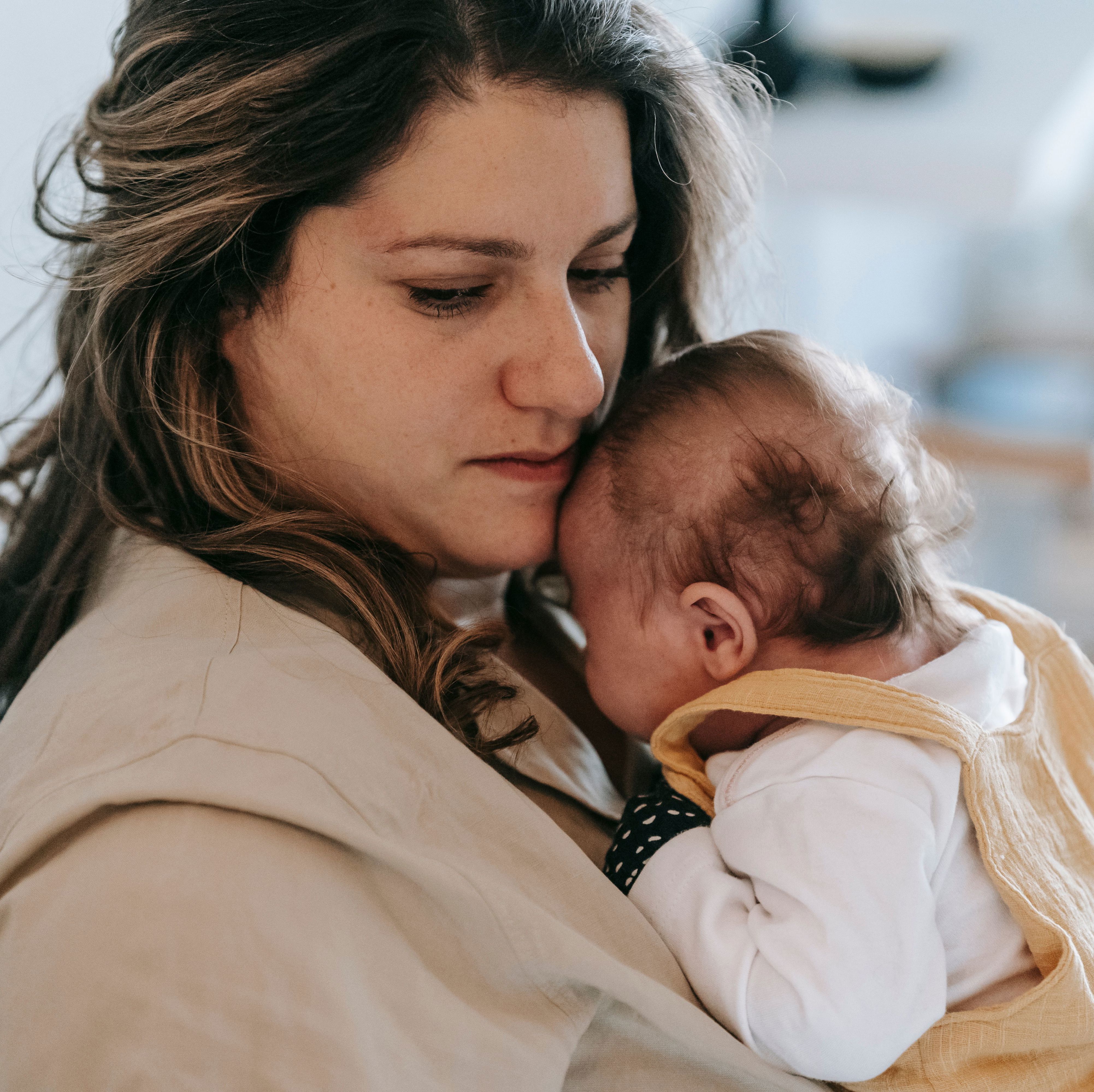 „Tchyně mi neustále připomíná, že jsem špatná matka, prý dnešní ženy nic nevydrží,“ svěřuje se Lucie