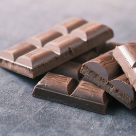 Koupí čokolády s označením Fairtrade přímo ovlivňujete, zda farmář dostane za svou práci alespoň minimální spravedlivou mzdu. Každý takový nákup je přímým bojem proti dětské práci na plantážích v rozvojových zemích. Koupí čokolády s označením Fairtrade přímo ovlivňujete, zda farmář dostane za svou práci alespoň minimální spravedlivou mzdu. Každý takový nákup je přímým bojem proti dětské práci na plantážích v rozvojových zemích.