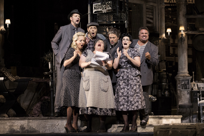 Snímek z opery Gianni Schicchi, která je režijním debutem oscarového režiséra Woodyho Allena. V hlavní roli navíc září legendární Plácido Domingo.