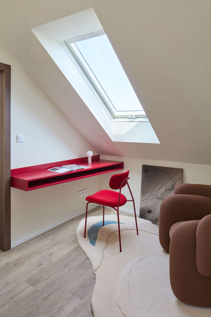 Nahlédněte do snového podkroví v pražských Nuslích: Jak architekti proměnili členité podkroví v oázu klidu