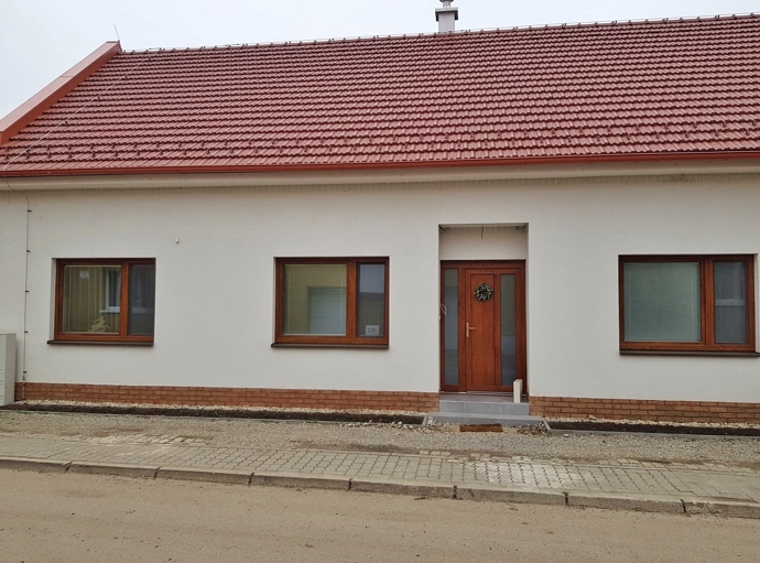 Střechu pokrývá pálená krytina a moderní technologie doplňuje podlahové vytápění, tepelné čerpadlo i systém řízeného větrání s rekuperací. Přestože jde o současnou stavbu, zachovala si jednu důležitou věc z původního domu. Rodina totiž trvala na tom, aby součástí nového bydlení zůstal sklep. Střechu pokrývá pálená krytina a moderní technologie doplňuje podlahové vytápění, tepelné čerpadlo i systém řízeného větrání s rekuperací. Přestože jde o současnou stavbu, zachovala si jednu důležitou věc z původního domu. Rodina totiž trvala na tom, aby součástí nového bydlení zůstal sklep.