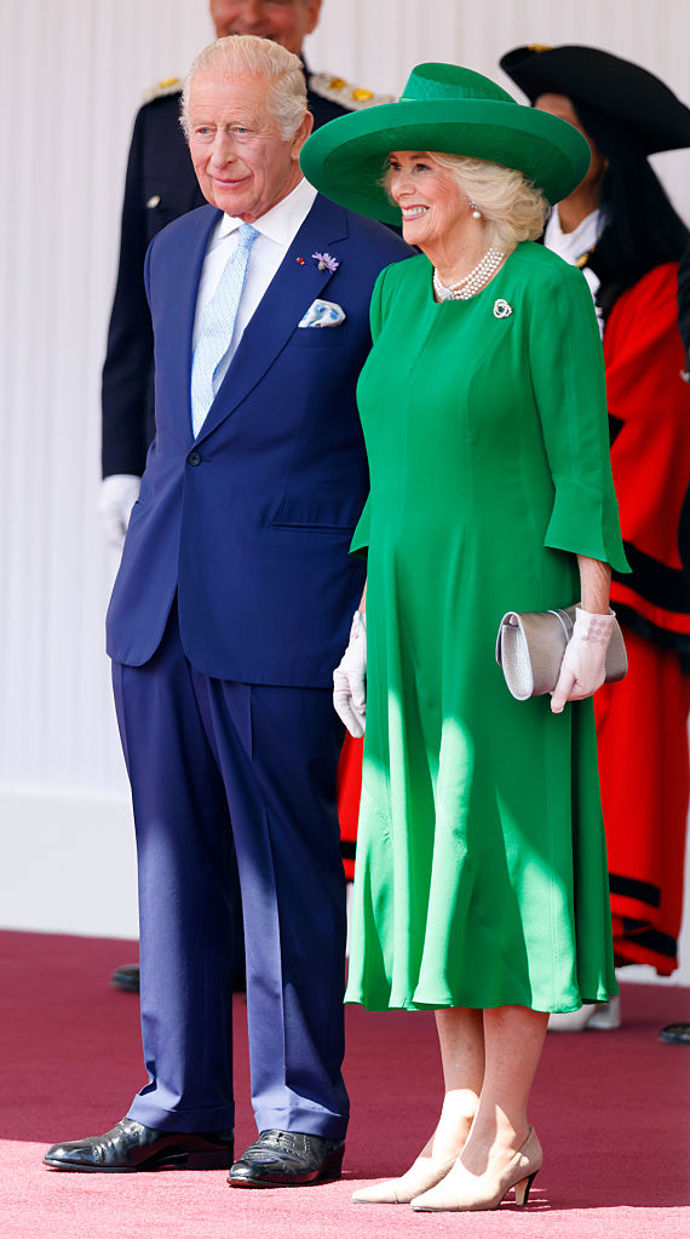Sytě zelený outfit zvolila při návštěvě francouzského prezidenta Sytě zelený outfit zvolila při návštěvě francouzského prezidenta