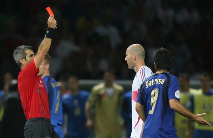Zinédine Zidane dostal po hlavičce červenou.