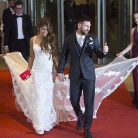 Lionel Messi a Antonela Roccuzzo měli argentinskou "svatbu století" 30. června 2017. Hosty na ní byli mimo jiné Messiho spoluhráč Gerard Piqué s tehdejší partnerkou Shakirou.