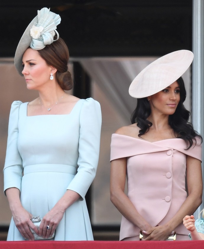 Vztah Meghan Markle a Kate Middleton se začal kazit záhy po seznámení. Svůj podíl na tom měl i zapomenutý lesk na rty. Vzájemné odcizení obou dam bylo skvěle viditelné například na vojenské přehlídce Trooping the Colour v červnu roku 2018.