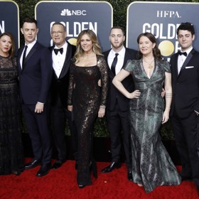 Tom Hanks s celou rodinou - syny Colinem (druhý zleva), Chetem (třetí zprava) a Trumanem (vpravo) a dcerou Elizabeth (druhá zprava). 