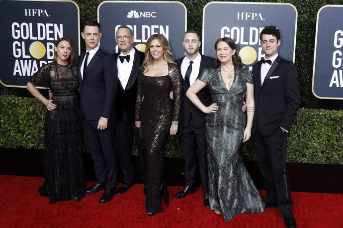 Tom Hanks s celou rodinou - syny Colinem (druhý zleva), Chetem (třetí zprava) a Trumanem (vpravo) a dcerou Elizabeth (druhá zprava). 