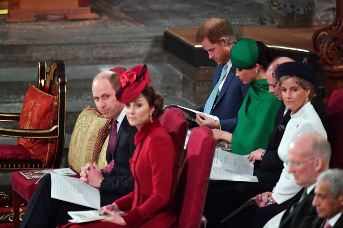 Klín mezi obě dámy vrazil nejen lesk na rty, ale i hádka o oblečení družiček na Meghanině svatbě s Harrym v roce 2018 a hlavně společné bydlení v Kensingtonském paláci. Každá jsou totiž jiná, obě silné osobnosti a vzájemně se nedokážou vystát. U příležitosti oslavy Dne Commonwealthu v březnu 2020 už se Kate a Meg otevřeně ignorovaly. Krátce předtím totiž vévoda a vévodkyně ze Sussexu oznámili, že se vzdávají všech funkcí v královské rodině a přesunou se do USA.