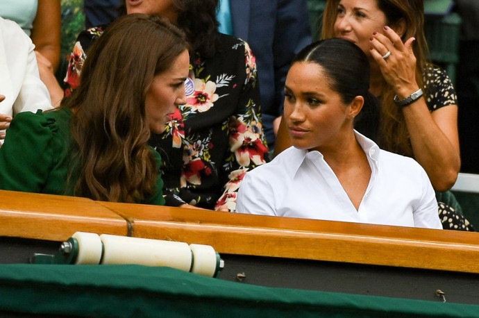V červenci 2019 obě dámy překvapivě navštívily bok po boku tenisový Wimbledon. Šlo však jen o rafinovaný marketingový tah královské rodiny ve snaze zakrýt mrazivý vztah Kate a Meg.