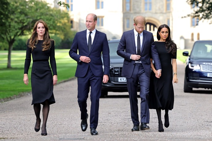 Vzájemné vztahy pak ještě zhoršil kontroverzní rozhovor Meghan a Harryho s Oprah Winfrey. Když se tak William a Harry s manželkami po delší době sešli po smrti královny Alžběty II. v září 2022, napětí mezi nimi by se dalo krájet.