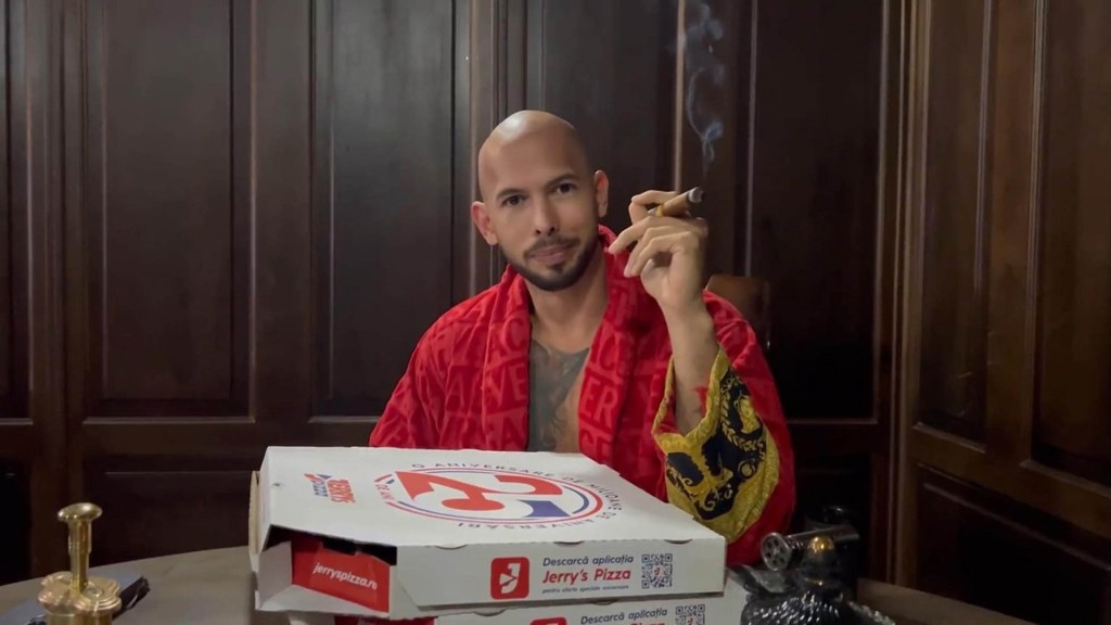 Andrew Tate se prozradil videem s krabicí od pizzy.