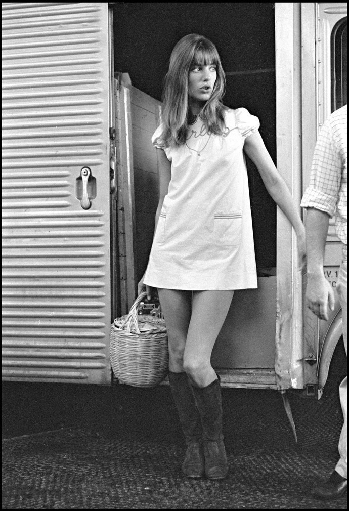 Kromě boho výšivek se letos ve velkém objevují i proutěné kabelky, které módní ikona Jane Birkin nosila ke kozačkám a bílým mini šatům.