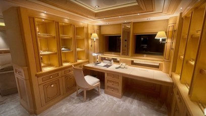 FOTO: Luxusní jachta Graceful byla tento týden spatřena, jak proplouvá dánskými vodami v doprovodu dvou ruských válečných lodí.