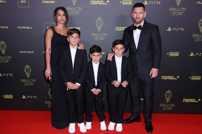 Argentinští Beckhamovi v celé své kráse. Zleva máma Antonela, synové Thiago, Ciro a Mateo a táta Lionel na Zlatém míči v roce 2023.