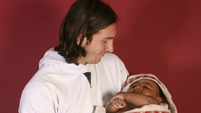 FOTO: Lionel Messi koupal malého Yamala.
