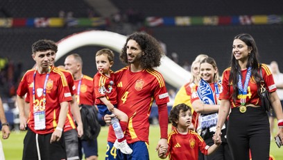 FOTO: Marc Cucurella s rodinou.