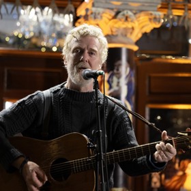 V 56 letech zemřel zpěvák Glen Hansard.