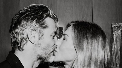 FOTO: Jennifer Aniston chodí s Jimem Curtisem.