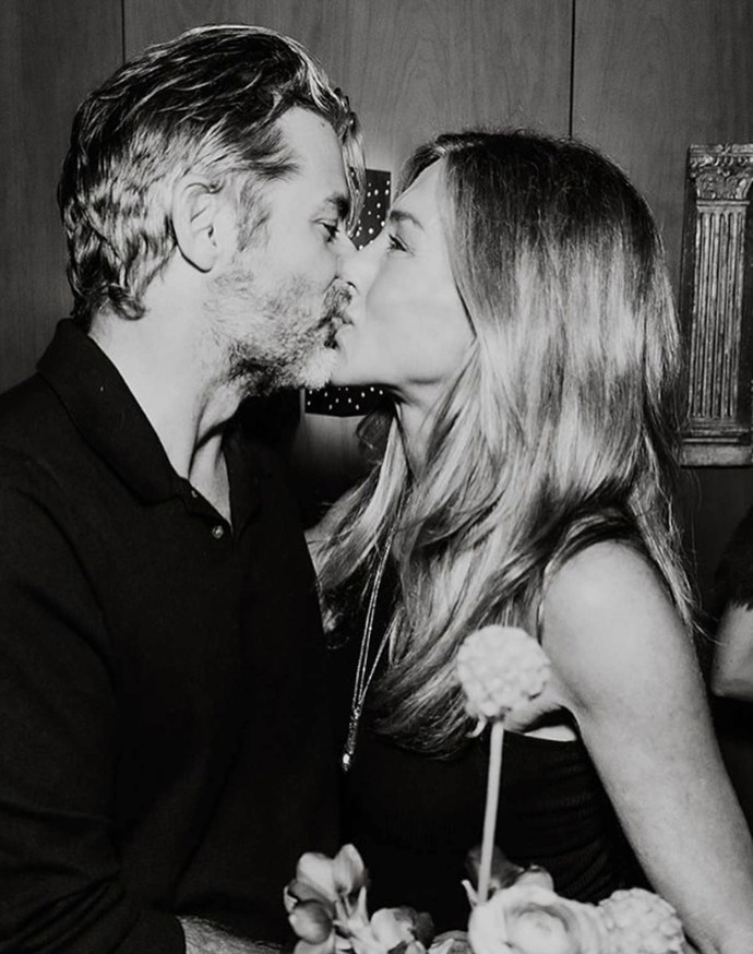 Jennifer Aniston chodí s Jimem Curtisem.