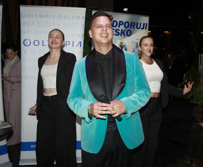 JeyBy je svou slabostí pro neotřelou módu pověstný. V minulosti se objevil ve společnosti třeba v tomto zářivě modrém saku s netradičně tvarovanými oversize klopami.