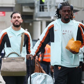 Francouzský útočník Rayan Cherki se semišovou taškou Kelly Grizzly od Hermès a vedle něj záložník Manu Kones taškou od francouzské značky Goyard.