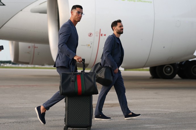Cristiano Ronaldo má značkovou tašku.