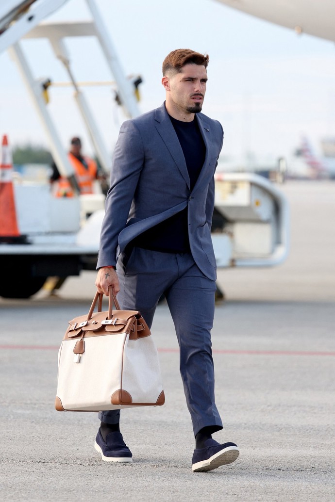 Pedro Neto s Hermes taškou.