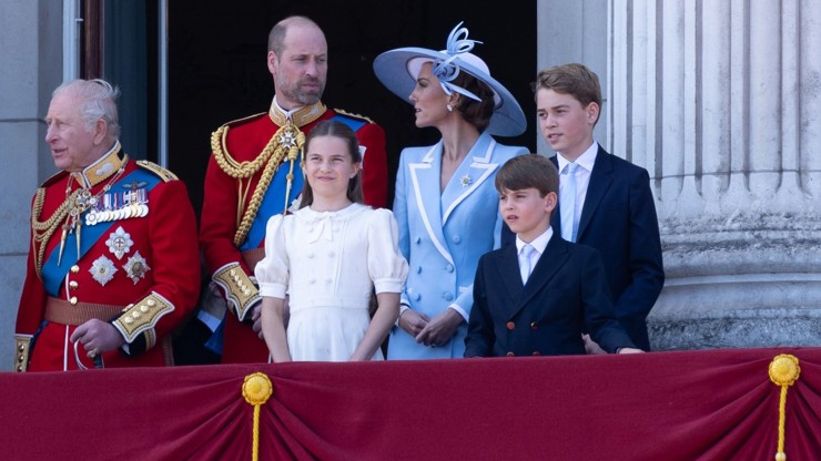 Britská královská rodina na každoroční akci Trooping the Colour, která slouží jako oficiální oslava narozenin panovníka.