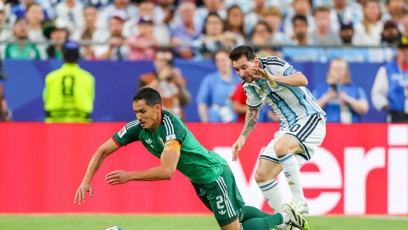 FOTO: Messi nebezpečně sešlápl kolíky lýtko obránce Aissa Mandiho.