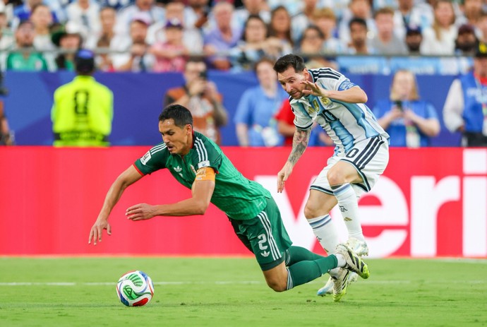 Messi nebezpečně sešlápl kolíky lýtko obránce Aissa Mandiho.