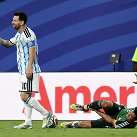 Messi nebezpečně sešlápl kolíky lýtko obránce Aissa Mandiho.