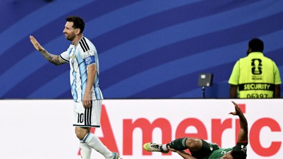 FOTO: Messi nebezpečně sešlápl kolíky lýtko obránce Aissa Mandiho.