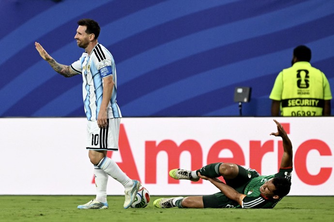 Messi nebezpečně sešlápl kolíky lýtko obránce Aissa Mandiho.