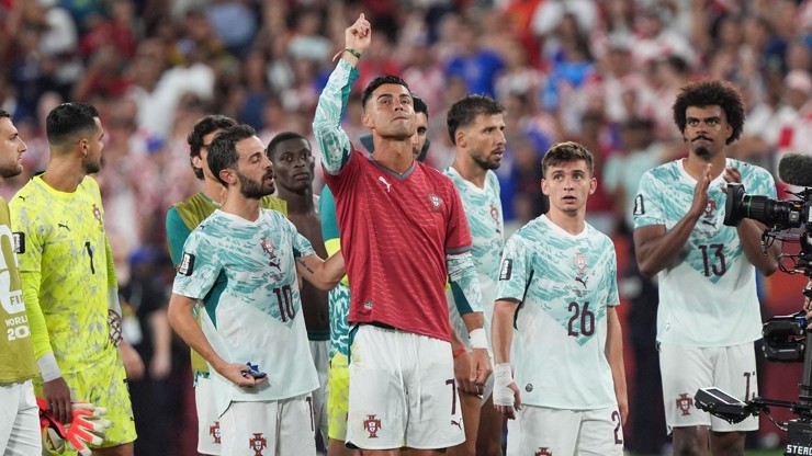 Ronaldo v dresu zesnulého Joty neudržel slzy. Ronaldo v dresu zesnulého Joty neudržel slzy.