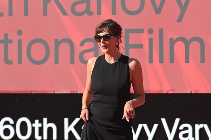 Maggie na koberci zářila.