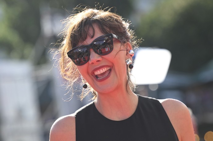 Maggie Gyllenhaal byla samý úsměv.
