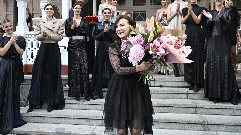 Ženy po šedesátce nemusí schovávat ramena ani kolena. Beata Rajská vsází na průhledné krajky i mini délky