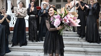 Ženy po šedesátce nemusí schovávat ramena ani kolena. Beata Rajská vsází na průhledné krajky i mini délky Ženy po šedesátce nemusí schovávat ramena ani kolena. Beata Rajská vsází na průhledné krajky i mini délky