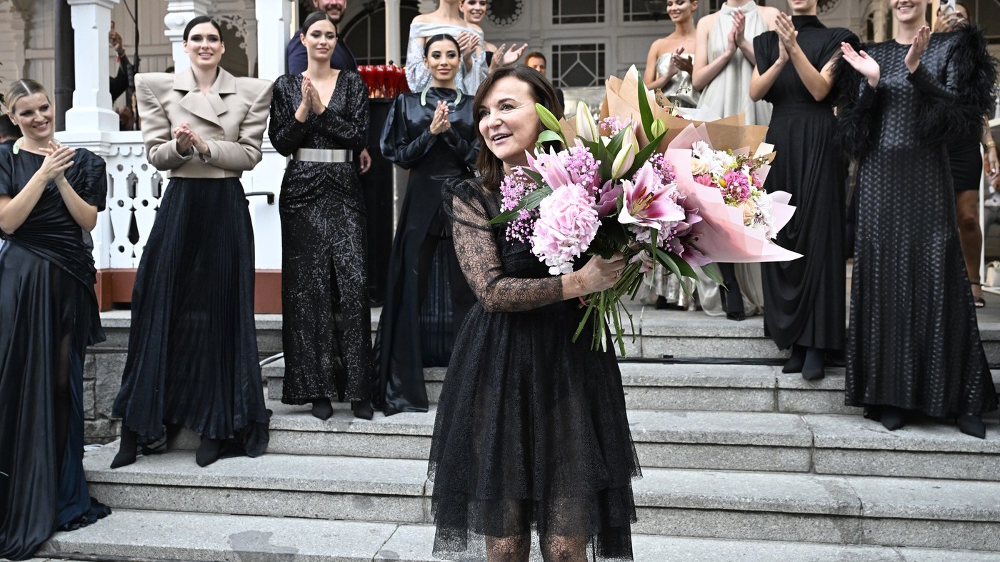 Ženy po šedesátce nemusí schovávat ramena ani kolena. Beata Rajská vsází na průhledné krajky i mini délky