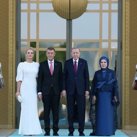 Andrej Babiš s manželkou Monikou, tureckým prezidentem a jeho chotí.