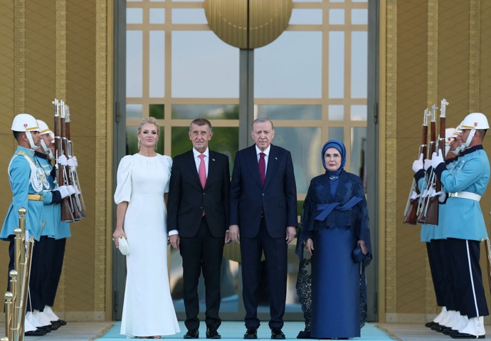 Andrej Babiš s manželkou Monikou, tureckým prezidentem a jeho chotí.